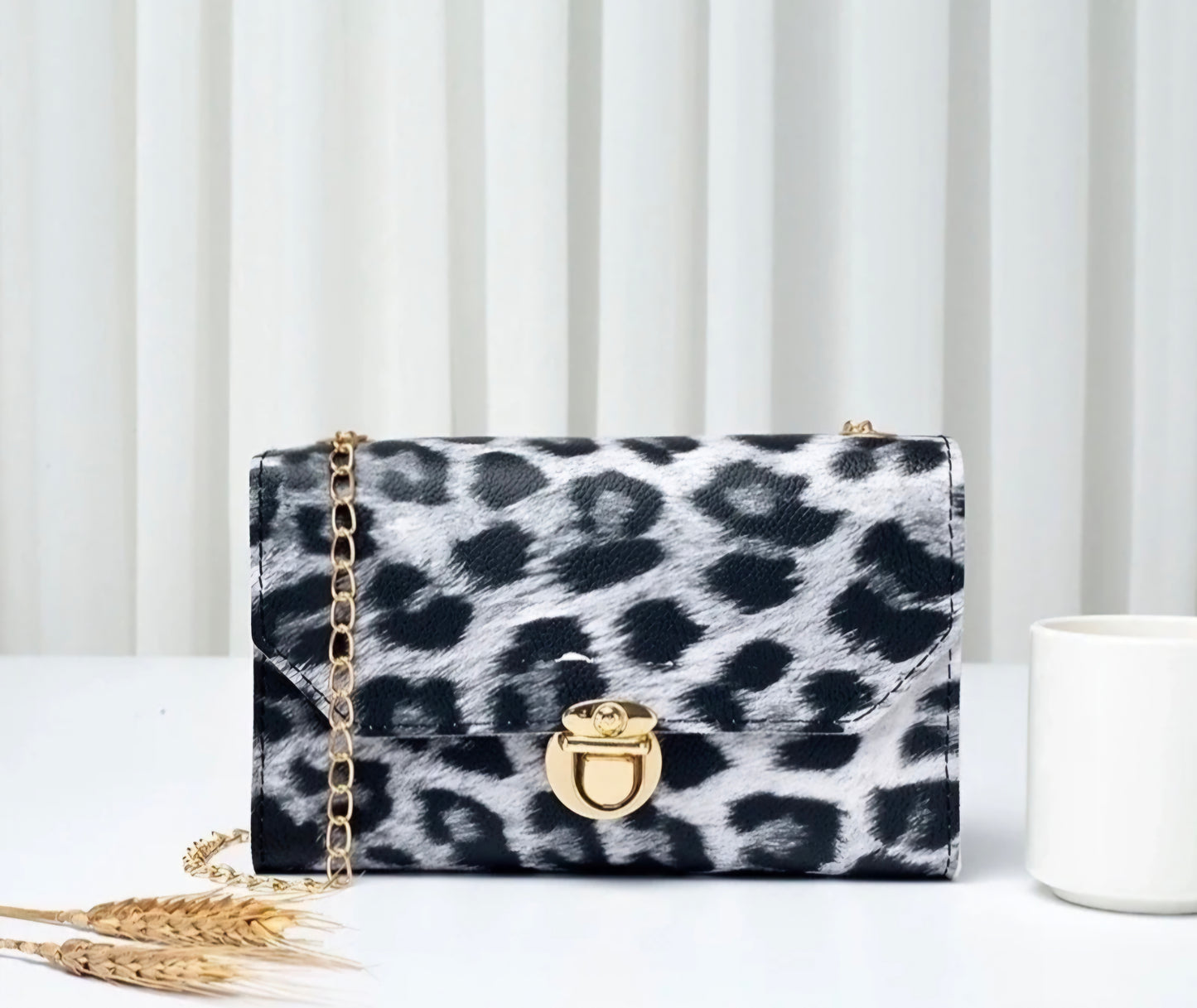 Lock Clasp Chain Shoulder Bag